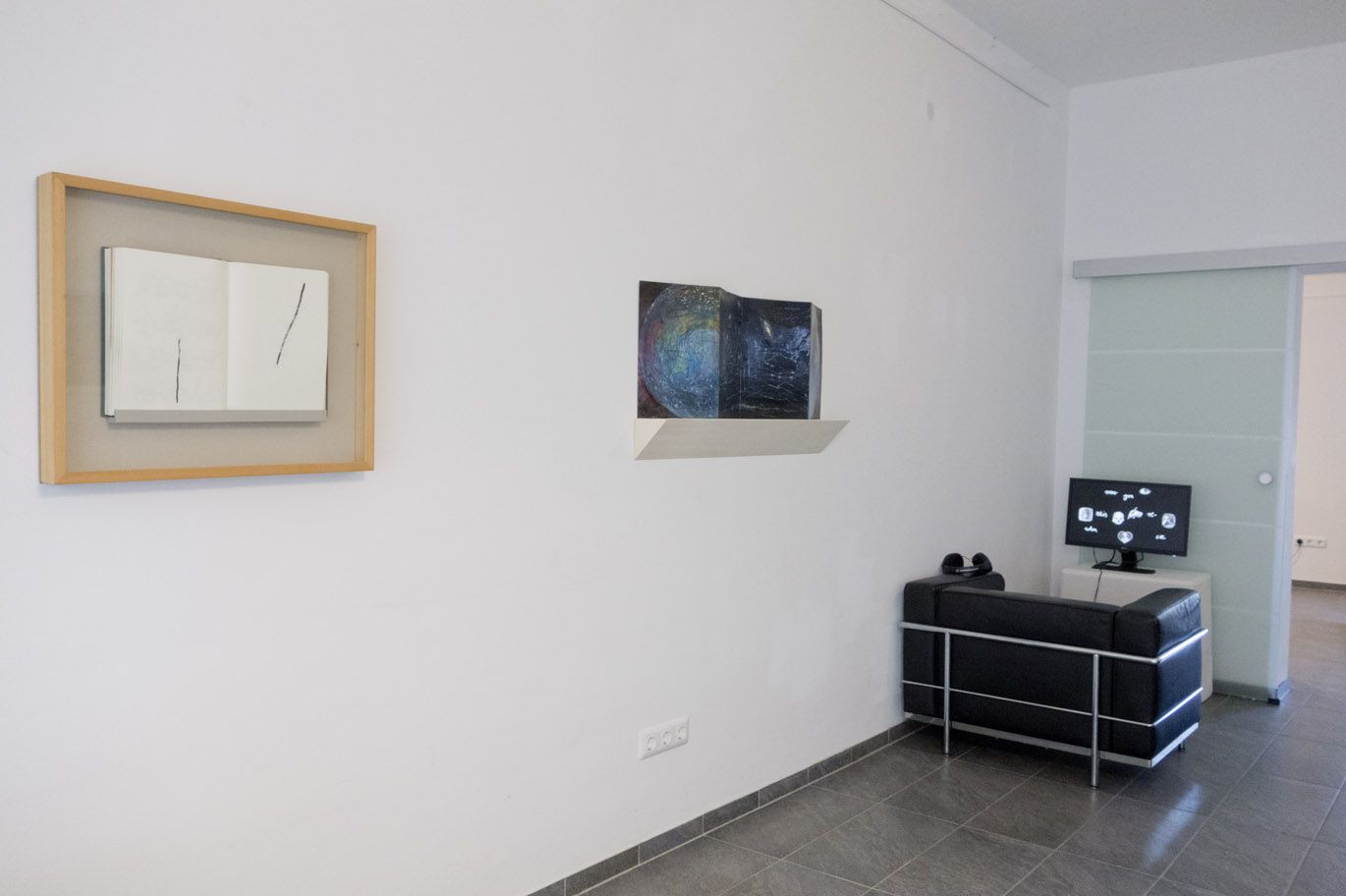 Foto von Buch mit Zeichnung „Hauptwege und Nebenwege“ von Jürgen Röhrig in der Austellung WEG, Kulturwerkstatt Kircheib, 2022.