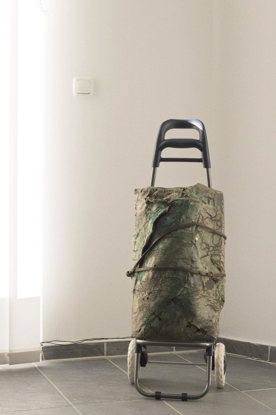 Foto von „Auf dem Weg“ von Carola Willbrand in der Austellung WEG, Kulturwerkstatt Kircheib, 2022.