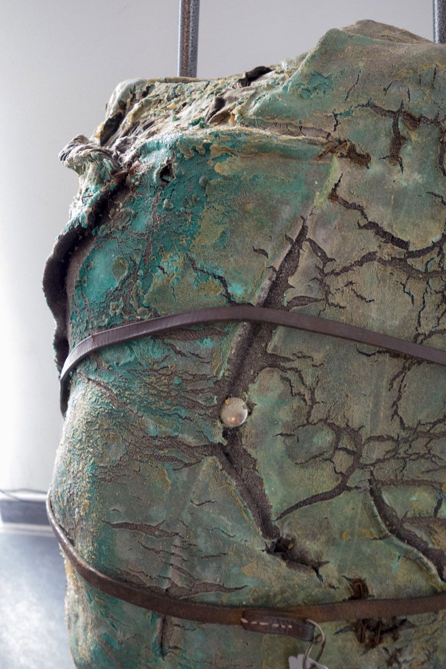 Foto von Detail von „Auf dem Weg“ von Carola Willbrand in der Austellung WEG, Kulturwerkstatt Kircheib, 2022.