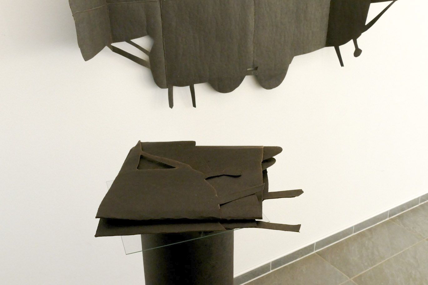 Foto der Rauminstallation „Nur weg hier“ mit Arbeiten von Ilse Wegmann in der Ausstellung WEG, Kulturwerkstatt Kircheib, 2022.