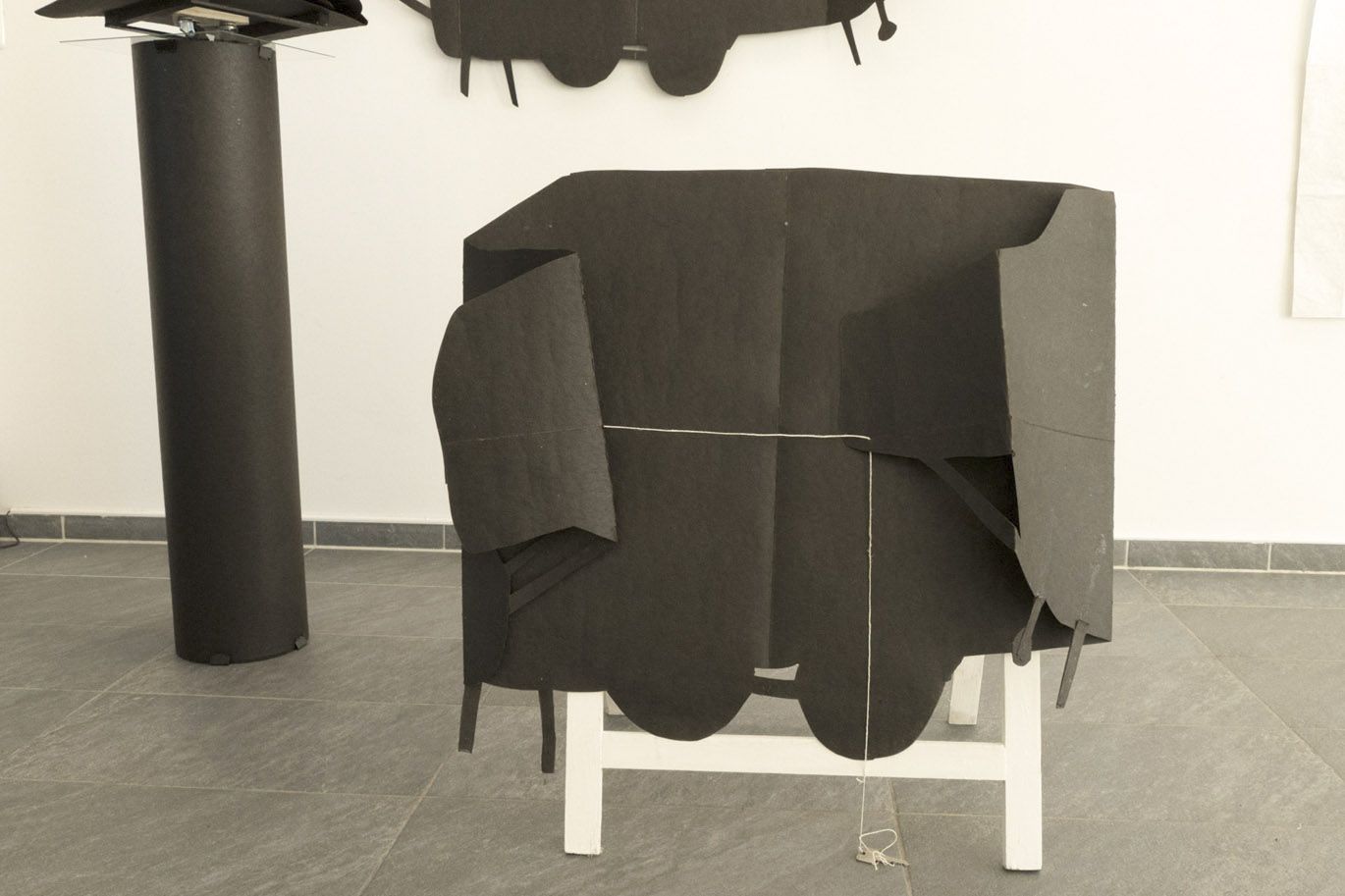 Foto der Rauminstallation „Nur weg hier“ mit Arbeiten von Ilse Wegmann in der Ausstellung WEG, Kulturwerkstatt Kircheib, 2022.