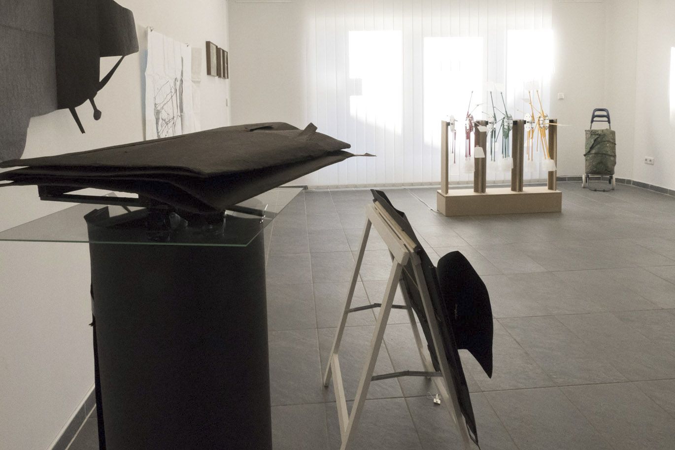 Foto der Rauminstallation „Nur weg hier“ mit Arbeiten von Ilse Wegmann in der Ausstellung WEG, Kulturwerkstatt Kircheib, 2022.