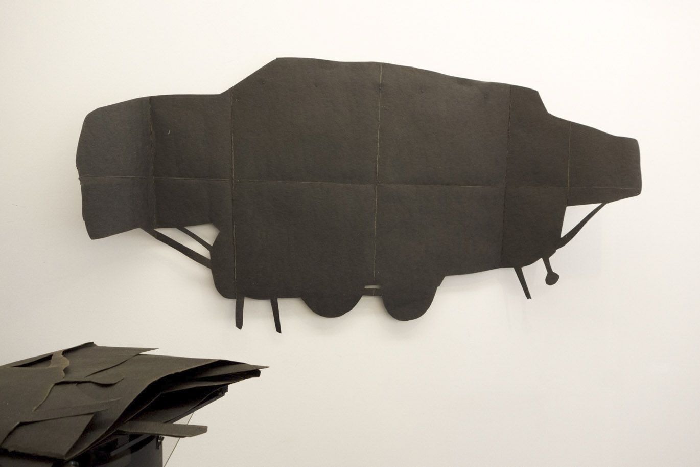 Foto der Rauminstallation „Nur weg hier“ mit Arbeiten von Ilse Wegmann in der Ausstellung WEG, Kulturwerkstatt Kircheib, 2022.