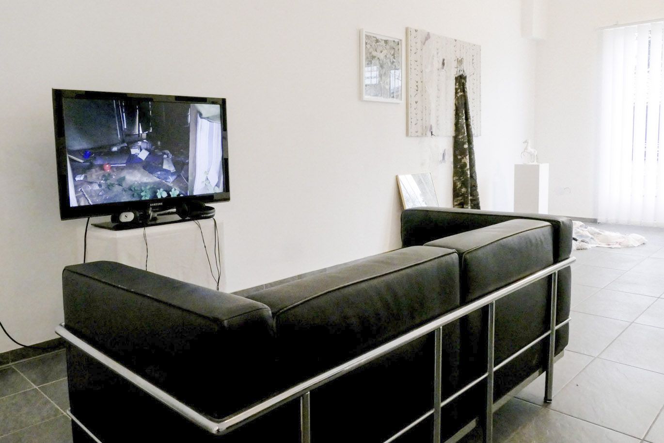 Foto der Videopräsentation „Campingplatz“ von Inge Kamps in der Ausstellung WEG, Kulturwerkstatt Kircheib, 2022.