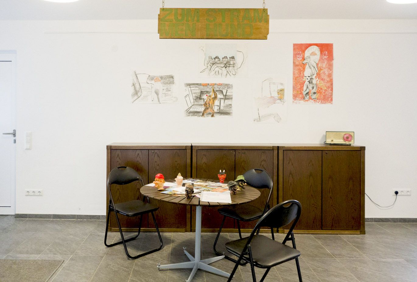 Foto der Rauminstallation „Zum strammen Hund“ mit Arbeiten von Mark Met in der Ausstellung WEG, Kulturwerkstatt Kircheib, 2022. Foto der Rauminstallation „Zum strammen Hund“ mit Arbeiten von Mark Met in der Ausstellung WEG, Kulturwerkstatt Kircheib, 2022.