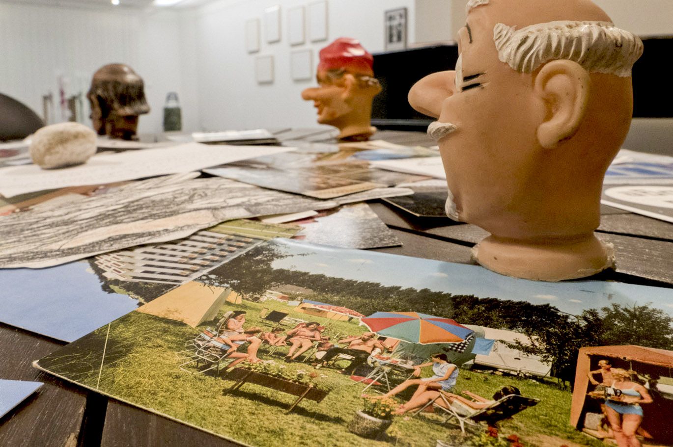 Foto der Rauminstallation „Zum strammen Hund“ mit Arbeiten von Mark Met in der Ausstellung WEG, Kulturwerkstatt Kircheib, 2022. Foto der Rauminstallation „Zum strammen Hund“ mit Arbeiten von Mark Met in der Ausstellung WEG, Kulturwerkstatt Kircheib, 2022.