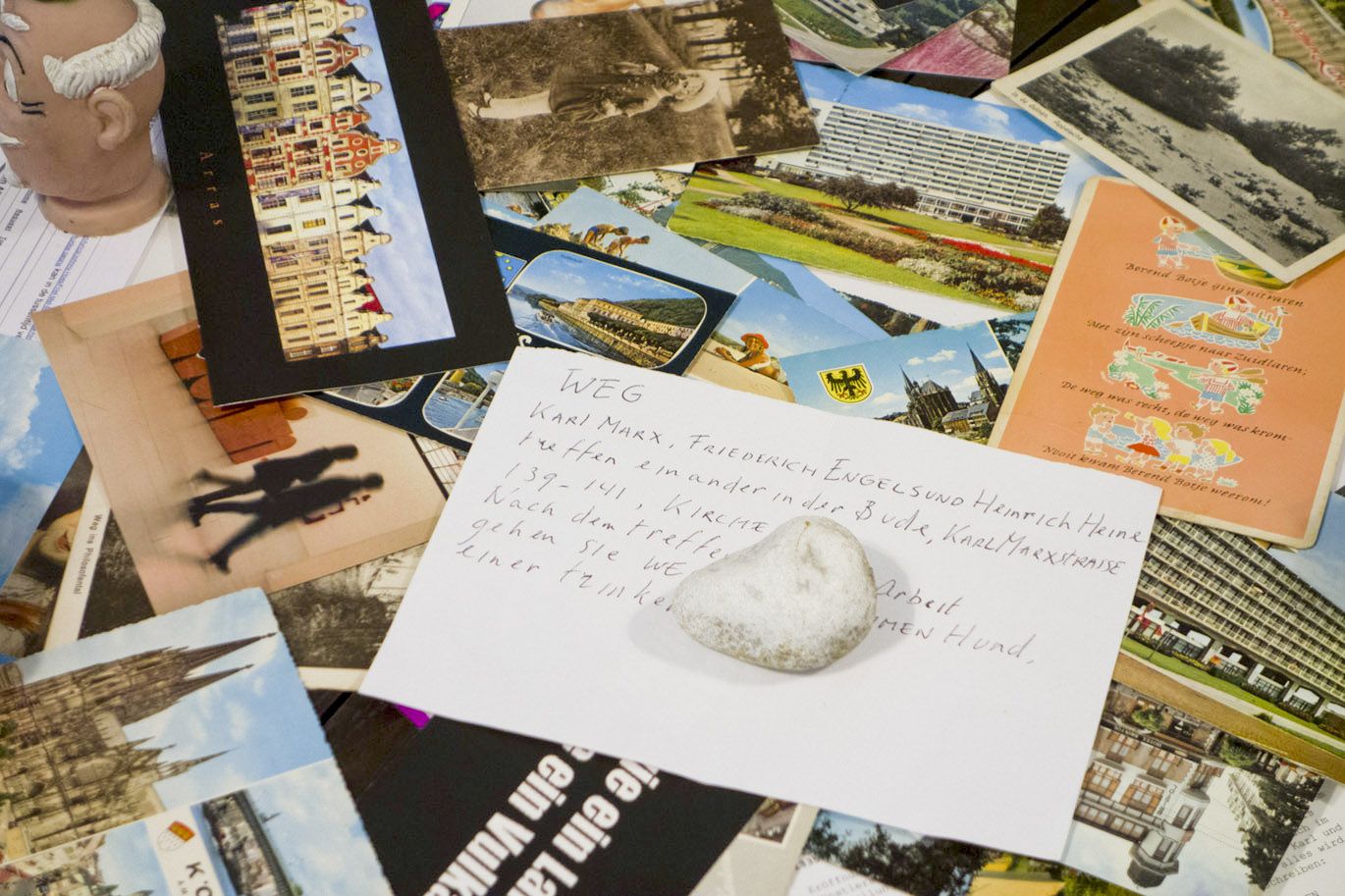 Foto der Rauminstallation „Zum strammen Hund“ mit Arbeiten von Mark Met in der Ausstellung WEG, Kulturwerkstatt Kircheib, 2022. Foto der Rauminstallation „Zum strammen Hund“ mit Arbeiten von Mark Met in der Ausstellung WEG, Kulturwerkstatt Kircheib, 2022.