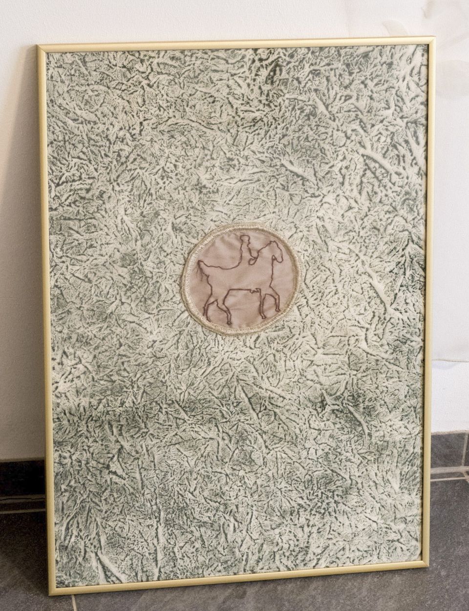 Foto der Rauminstallation „Flechtwerke der Erinnerung“ mit Arbeiten von Sabine Hack in der Ausstellung WEG, Kulturwerkstatt Kircheib, 2022