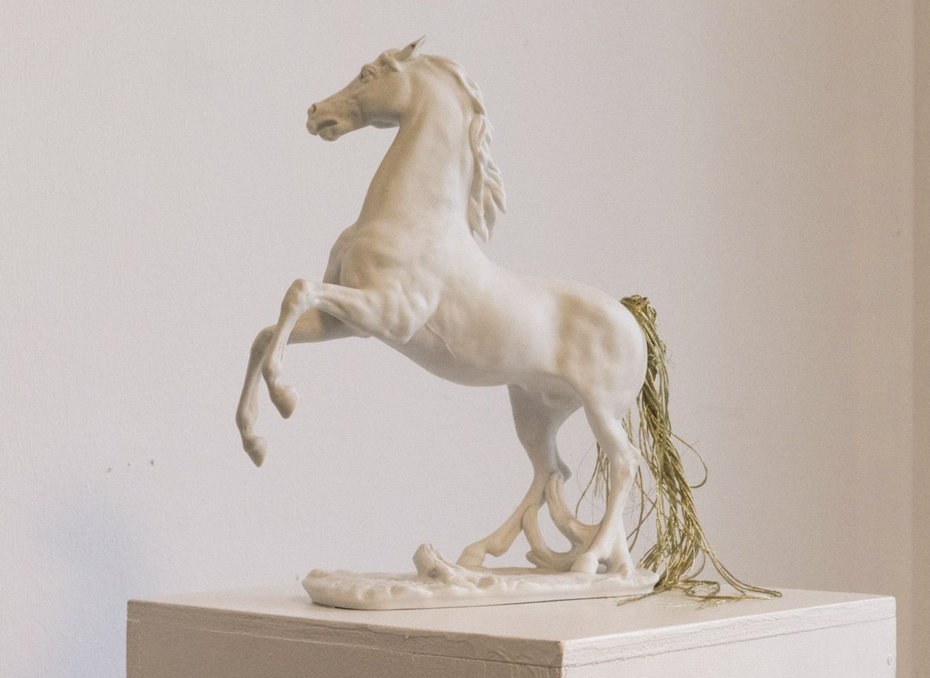 Foto der Rauminstallation „Flechtwerke der Erinnerung“ mit Arbeiten von Sabine Hack in der Ausstellung WEG, Kulturwerkstatt Kircheib, 2022