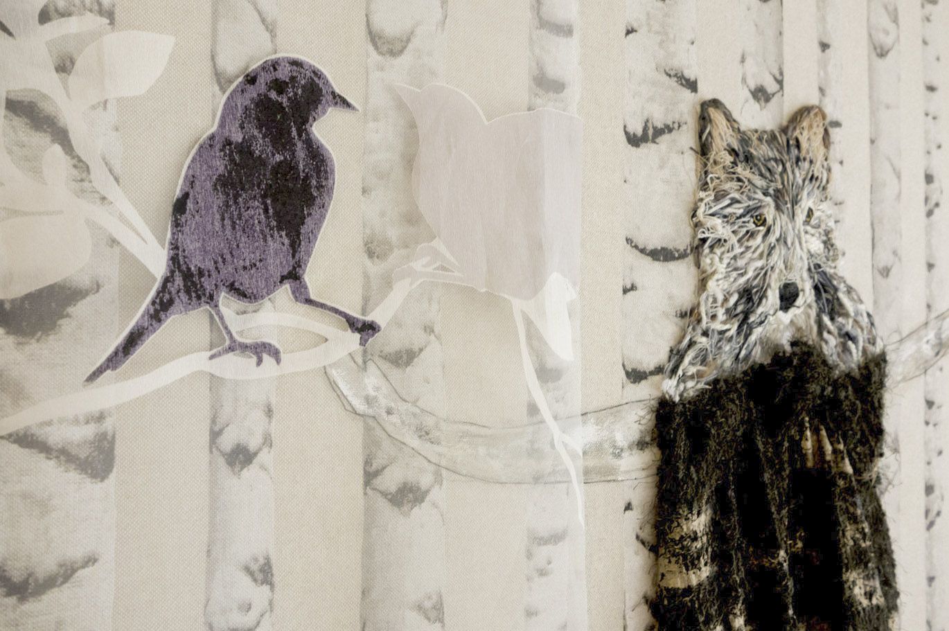 Foto der Rauminstallation „Flechtwerke der Erinnerung“ mit Arbeiten von Sabine Hack in der Ausstellung WEG, Kulturwerkstatt Kircheib, 2022