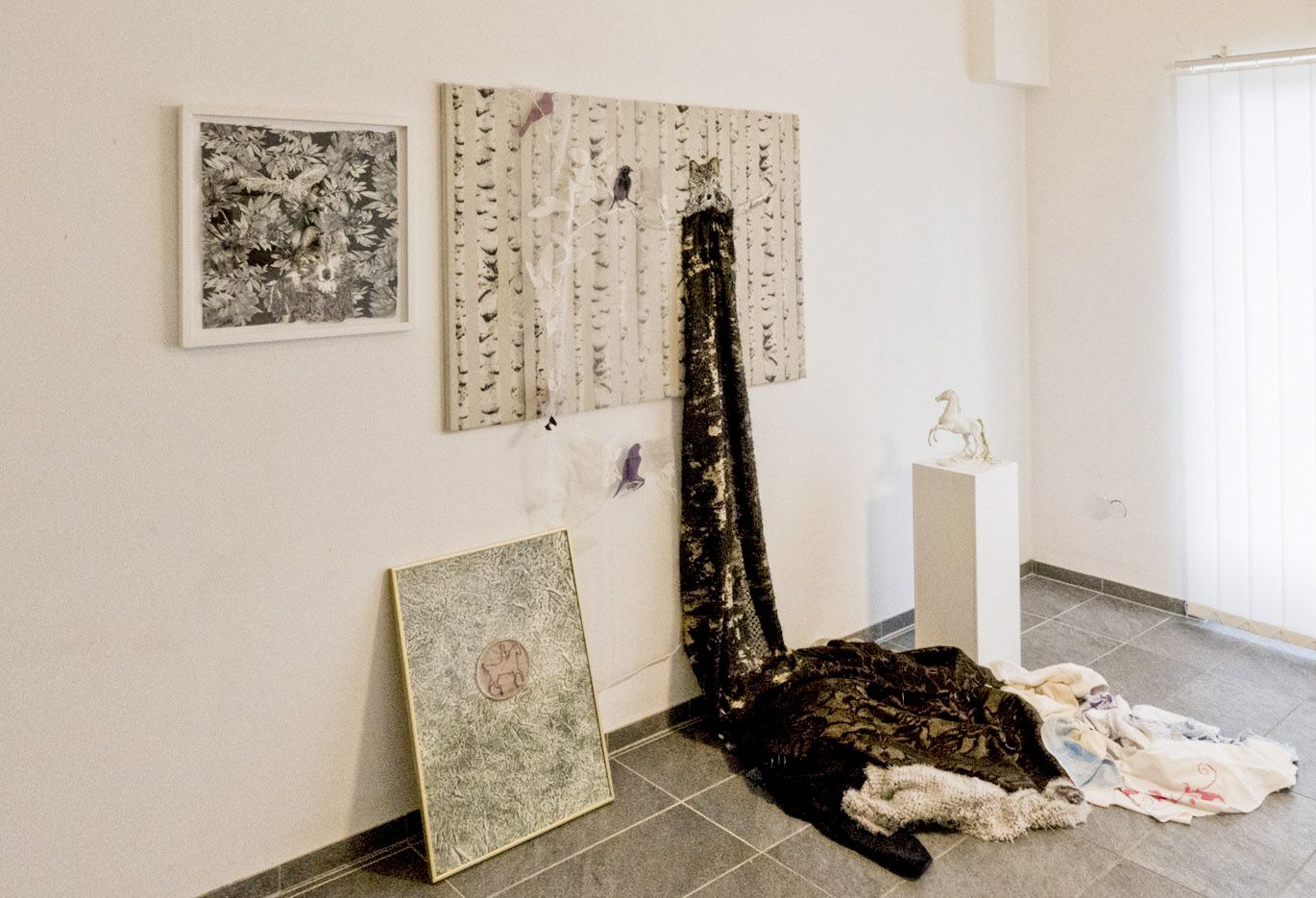 Foto der Rauminstallation „Flechtwerke der Erinnerung“ mit Arbeiten von Sabine Hack in der Ausstellung WEG, Kulturwerkstatt Kircheib, 2022