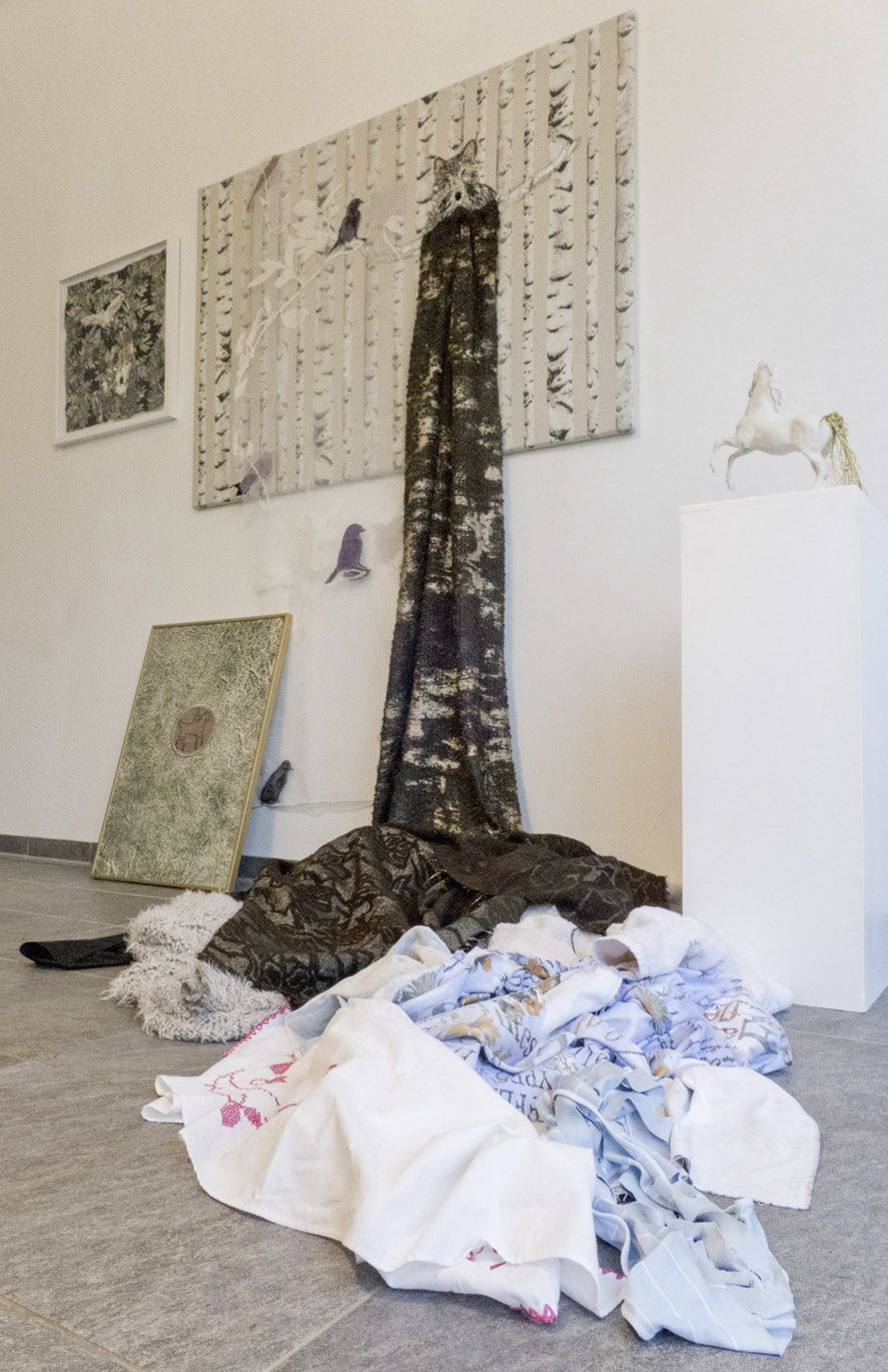 Foto der Rauminstallation „Flechtwerke der Erinnerung“ mit Arbeiten von Sabine Hack in der Ausstellung WEG, Kulturwerkstatt Kircheib, 2022